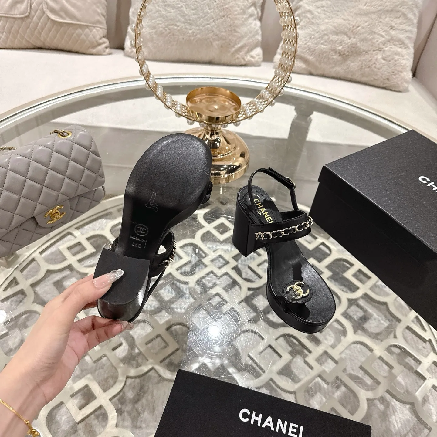 👟👟Ex-factory price 560👟👟Chanel Xiaoxiang 2025ss spring and summer latest high-heeled bucket catwalk fashion chain decoration top quality! Accurate to 1:1, light luxury without tiring the feet, the upper feet can be matched with spring and summer clothes at will, highlighting the texture and taste, simple yet luxurious appearance, even if it is just a pair of sandals, it is definitely a must-have pair in the summer shoe cabinet. Upper: imported lambskin. Lining: imported sheepskin lining. Outsole: Italian leather outsole. Heel height: 10.5cm. Size: 35-40 (40.41.42 custom-made, non-returnable)